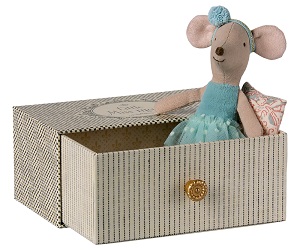 Petite ballerine dans sa boîte